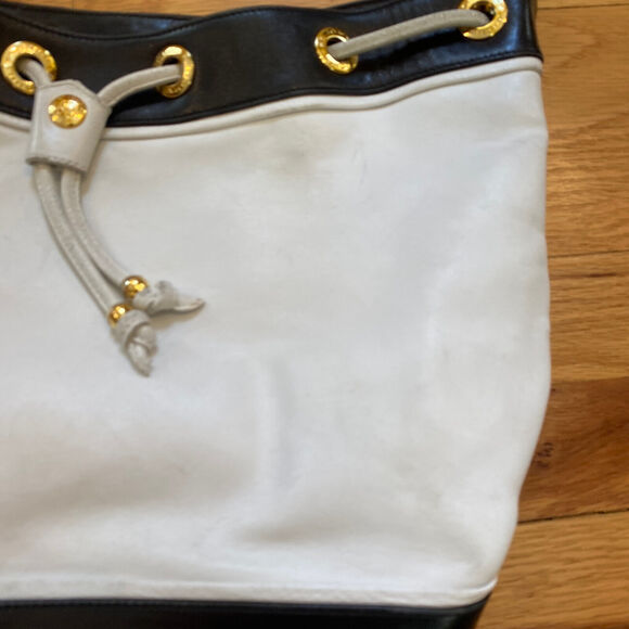 Vtg ST. JOHN Leather Drawstring Bucket Bag White Black Gold Rivets FLAWS READ - Picture 3 of 8
